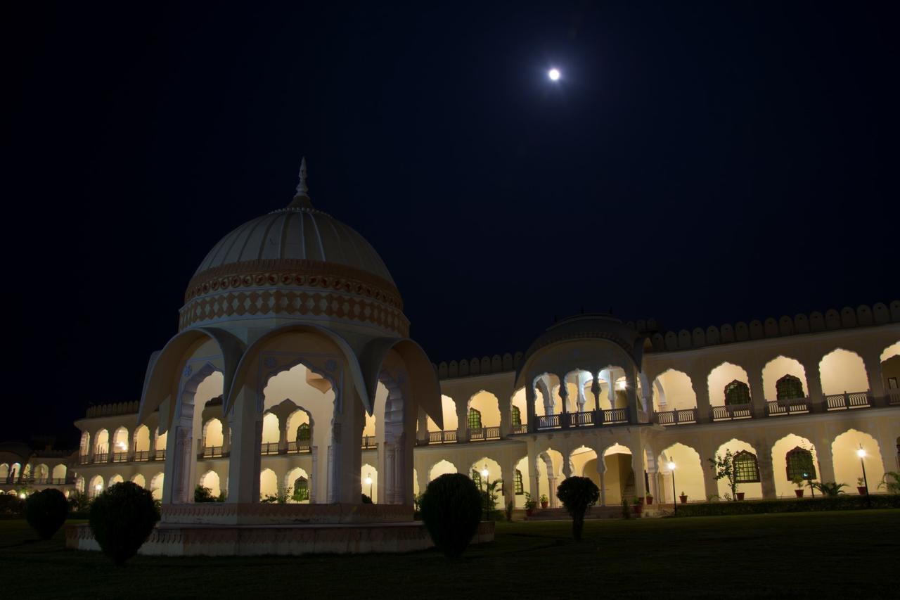 V Resorts Rajmahal オルチャ エクステリア 写真
