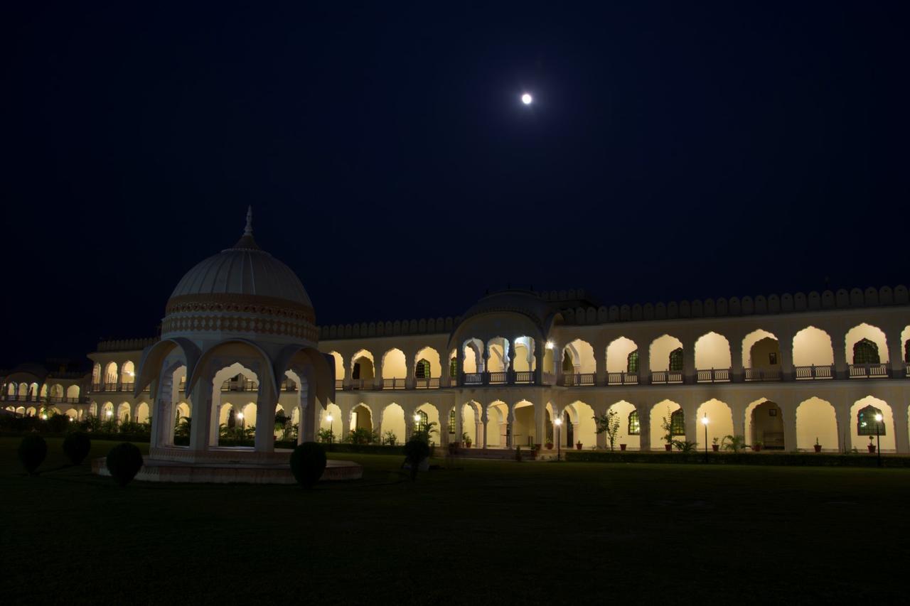V Resorts Rajmahal オルチャ エクステリア 写真